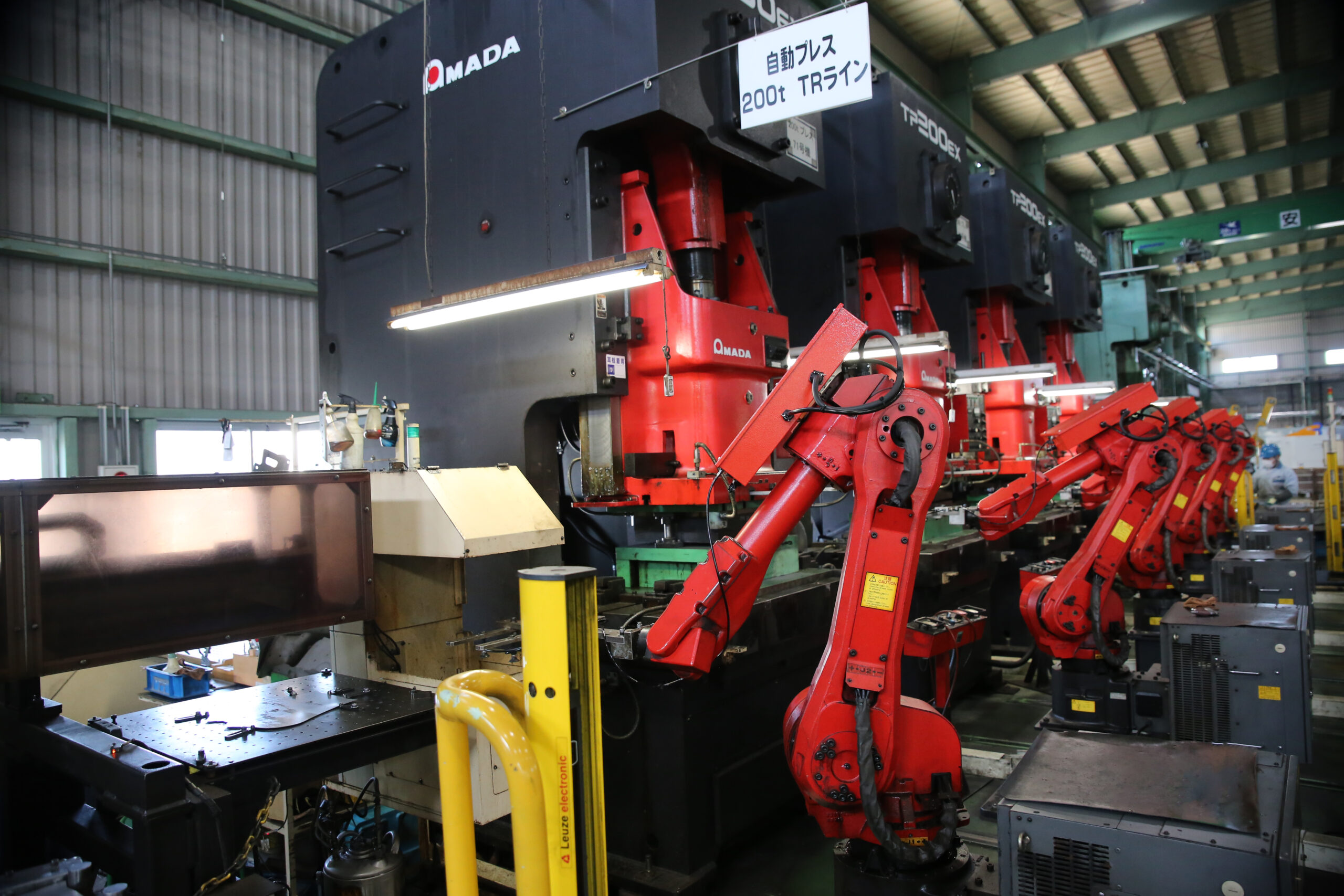 200トンのプレスラインをロボットで自動化 - ハマロボSIerナビ